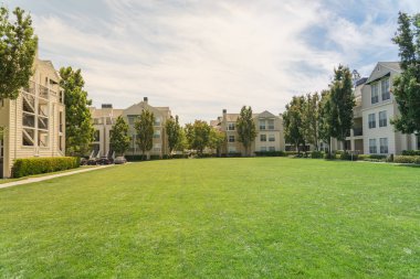Standart Görünüm apartmanın çimenli bahçede Palo Alto, Kaliforniya, ABD ile karmaşık. Yaz bulut mavi gökyüzü