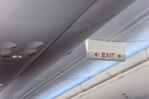 비행기의 천장에 빨간색 화살표와 로그인 하십시오 조명된 기호입니다 Firer 개념의 — 스톡 사진