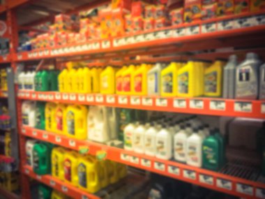 Vintage sesi ev geliştirme perakendeci mağaza rafları yağlayıcı, otomotiv, çekme, garaj organizasyon ile defocused. Amerika'nın büyük donanım deposunun bulanık görüntü arka planı