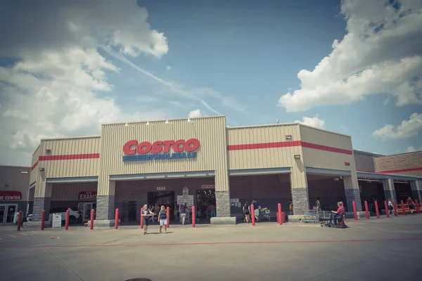 Lewisville Usa Aug 2018 Customers Exit Costco Wholesale Storefront Cloud — стоковое фото