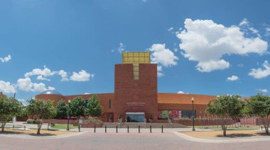 Fort Worth, Tx, bize-Ağu 5, 2018: panoramik cephe giriş Fort Worth Museum of Science ve Tarih bulut mavi gökyüzünün altında. Şehir kültürel bölge 1600 Gendy Caddesi üzerinde bulunan
