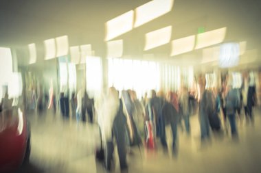 Dallas Fort Worth airport, onboard için final kapısında queuing bulanık yolcu. İnsanlar ayakta bekleyen önce hava uçak jet köprüye bagajlı soyut