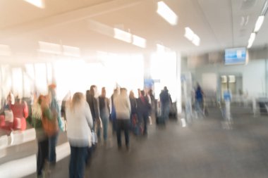 Dallas Fort Worth airport, onboard için final kapısında queuing bulanık yolcu. İnsanlar ayakta bekleyen önce hava uçak jet köprüye bagajlı soyut