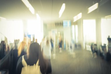 Dallas Fort Worth airport, onboard için final kapısında queuing bulanık yolcu. İnsanlar ayakta bekleyen önce hava uçak jet köprüye bagajlı soyut