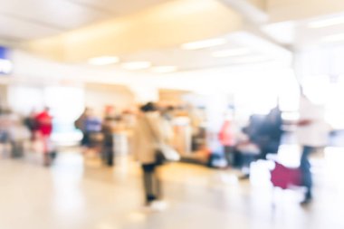 Bulanık yolcular duran ve bekleyen Dallas Fort Worth airport, Texas, ABD bölgede oturan Bagaj ile. Bulanık çeşitli grup ulaşım ve seyahat arka plan queuing insan