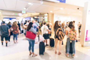 Onboard jet köprü uçak kapısı terminal Havaalanı'nda bekleyen yolcuların bulanık Grup