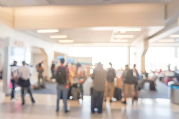 Niewyraźne Pasażerów Bagażem Stojący Siedzi Poczekalni Dallas Fort Worth Airport — Zdjęcie stockowe