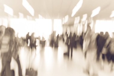 Vintage sesi yolcu farklı grup satırı ABD Havaalanı uçuş kapısında bekleyen Bagaj ile bulanık. Yolcuları için jet köprü uçak, kapı yatılı son onboard queuing bulanık Grup