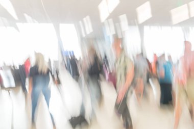 Bulanık farklı grup satırı ABD Havaalanı uçuş kapısında bekleyen Bagaj ile yolcu. Yolcuları için jet köprü uçak, kapı yatılı son onboard queuing bulanık Grup