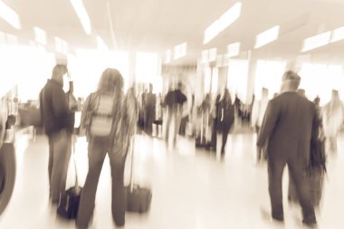 Bulanık yakın çekim farklı grup satırı ABD Havaalanı uçuş kapısında bekleyen Bagaj ile yolcu. Yolcuları için jet köprü uçak, kapı yatılı son onboard queuing bulanık Grup