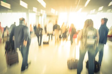 Bulanık yakın çekim farklı grup satırı ABD Havaalanı uçuş kapısında bekleyen Bagaj ile yolcu. Yolcuları için jet köprü uçak, kapı yatılı son onboard queuing bulanık Grup