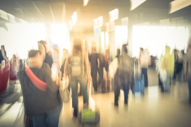 Bulanık yakın çekim farklı grup satırı ABD Havaalanı uçuş kapısında bekleyen Bagaj ile yolcu. Yolcuları için jet köprü uçak, kapı yatılı son onboard queuing bulanık Grup