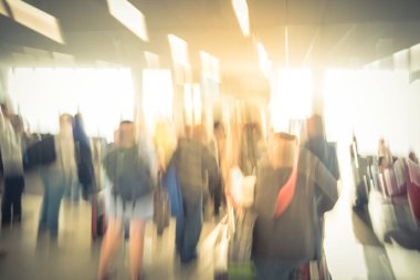 Bulanık yakın çekim farklı grup satırı ABD Havaalanı uçuş kapısında bekleyen Bagaj ile yolcu. Yolcuları için jet köprü uçak, kapı yatılı son onboard queuing bulanık Grup