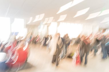 Bulanık farklı grup satırı ABD Havaalanı uçuş kapısında bekleyen Bagaj ile yolcu. Yolcuları için jet köprü uçak, kapı yatılı son onboard queuing bulanık Grup