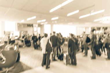 Vintage sesi yolcu farklı grup satırı ABD Havaalanı uçuş kapısında bekleyen Bagaj ile bulanık. Yolcuları için jet köprü uçak, kapı yatılı son onboard queuing bulanık Grup