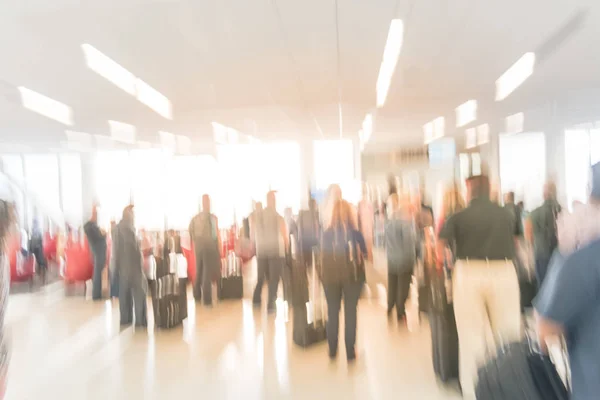 Niewyraźne Zróżnicowanej Grupy Pasażerów Bagażem Kolejce Przy Bramce Lotnisko Stany — Zdjęcie stockowe