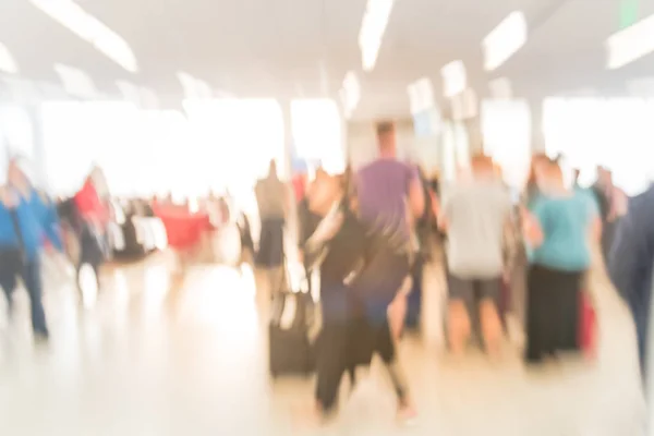 Niewyraźne Zróżnicowanej Grupy Pasażerów Bagażem Kolejce Przy Bramce Lotnisko Stany — Zdjęcie stockowe