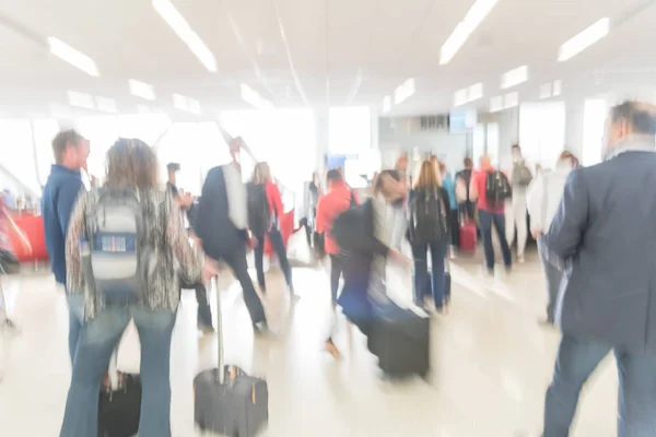 在美国机场登机口排队等候的乘客 模糊多样 模糊群的旅客排队到船上喷气桥飞机 最终登机门 — 图库照片