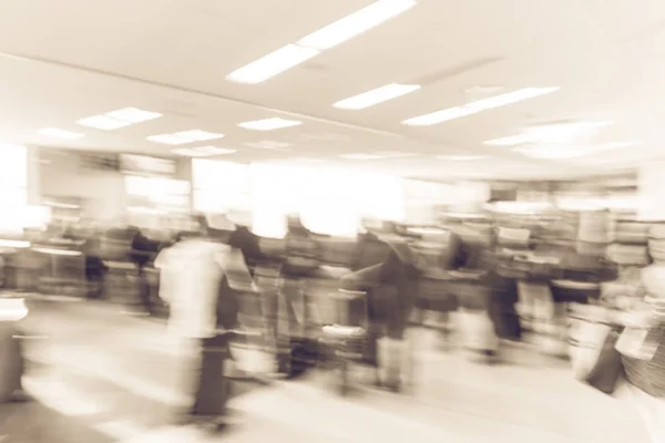 Vintage Tonen Suddig Mångskiftande Grupp Passagerare Med Bagage Som Väntar — Stockfoto