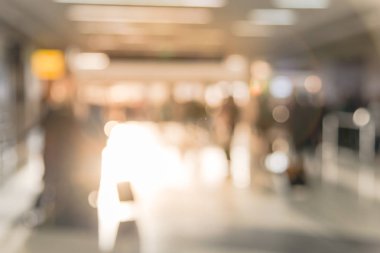 Hareket hareket insanlar Amerikan Havaalanı Bagaj ile bulanık. Soyut bulanık yolcu ya da turistik bir çanta, arkadan görünüm. Koridor terminal, sabah ışıkları arkadan aydınlatmalı, ufuk yolcusu