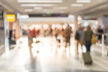 Hareket hareket insanlar Amerikan Havaalanı Bagaj ile bulanık. Soyut bulanık yolcu ya da turistik bir çanta, arkadan görünüm. Koridor terminal, sabah ışıkları arkadan aydınlatmalı, ufuk yolcusu