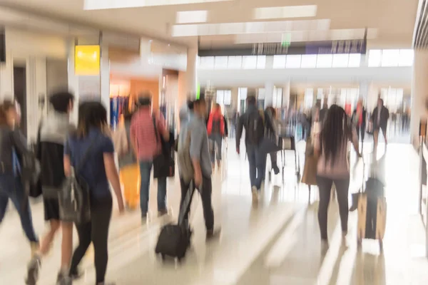 Movimento Turvo Pessoas Andando Com Bagagem Aeroporto Americano Abstrato Passageiros — Fotografia de Stock