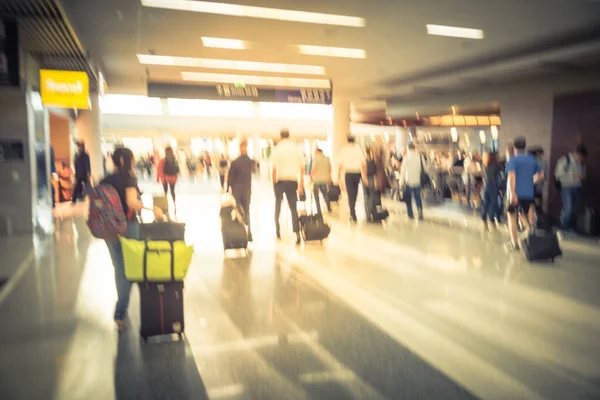 Pilotos Fundo Embaçados Uniforme Passageiros Caminhando Longo Corredor Terminal Aeroporto — Fotografia de Stock