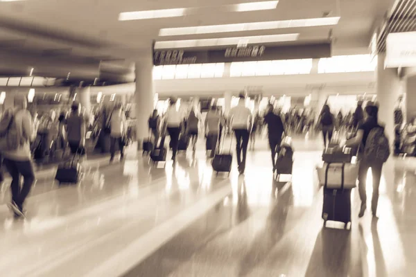 Verschwommene Hintergrundpiloten Uniform Und Passagiere Die Den Flur Des Flughafenterminals — Stockfoto
