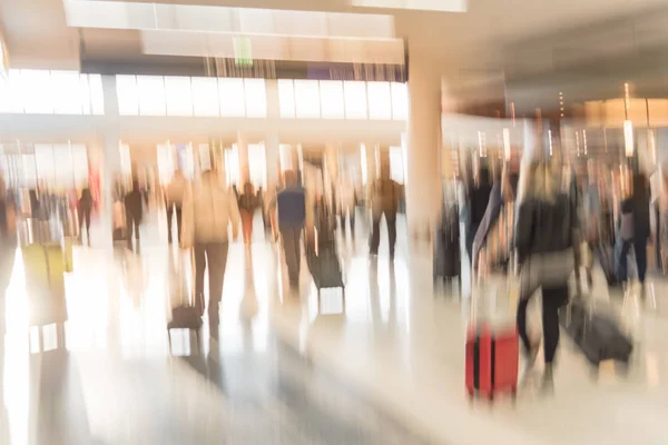 Ruch Niewyraźne Ruchu Osób Chodzenia Bagażu Lotniskach Amerykańskich Streszczenie Pasażerów — Zdjęcie stockowe