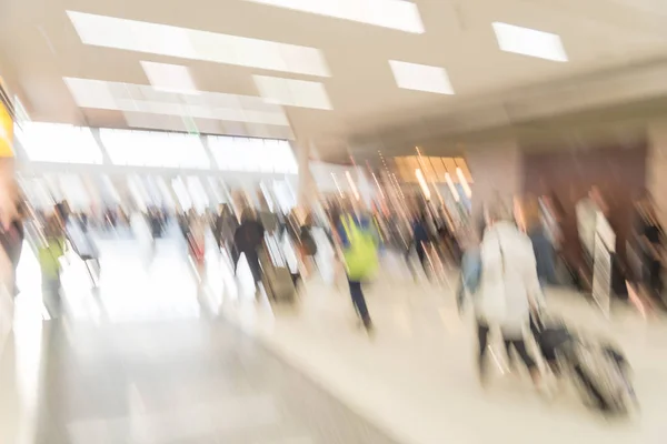 Ruch Niewyraźne Ruchu Osób Chodzenia Bagażu Lotniskach Amerykańskich Streszczenie Pasażerów — Zdjęcie stockowe