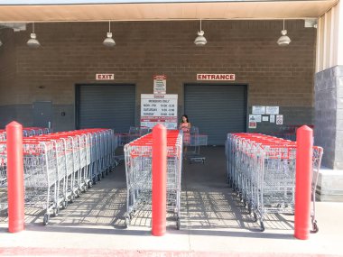 Lewisville, Tx, bize-Ağu 5, alışveriş sepetlerini Costco Toptan mağaza girişinde, 2018:Row. Açılış saat sabah saat içinde bekleyen müşterinin farklı grup