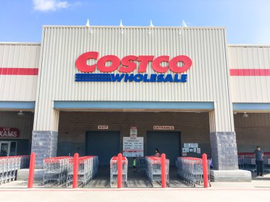 Lewisville, Tx, bize-Ağu 5, 2018:Close-logo cephe dış Costco Toptan, saklamak. Açılış saati sabah zaman, bulut mavi gökyüzü için bekleyen müşterinin farklı grup