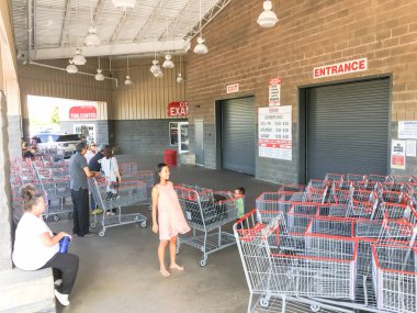 Lewisville, Tx, bize-Ağu 5, 2018: açılış saati sabah zamanında Costco Toptan mağaza girişinde bekleyen müşterinin farklı grup.