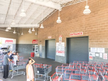 Lewisville, Tx, bize-Ağu 5, 2018: açılış saati sabah zamanında Costco Toptan mağaza girişinde bekleyen müşterinin farklı grup.