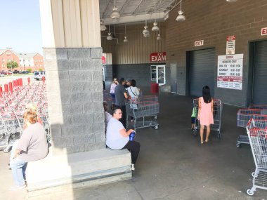Lewisville, Tx, bize-Ağu 5, 2018: açılış saati sabah zamanında Costco Toptan mağaza girişinde bekleyen müşterinin farklı grup.