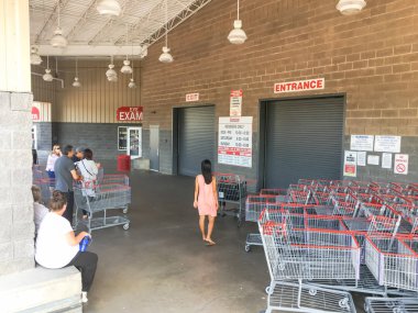 Lewisville, Tx, bize-Ağu 5, 2018: açılış saati sabah zamanında Costco Toptan mağaza girişinde bekleyen müşterinin farklı grup.