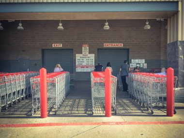 Lewisville, Tx, bize-Ağu 5, alışveriş sepetlerini Costco Toptan mağaza girişinde, 2018:Row. Açılış saat sabah saat içinde bekleyen müşterinin farklı grup