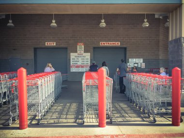 Lewisville, Tx, bize-Ağu 5, alışveriş sepetlerini Costco Toptan mağaza girişinde, 2018:Row. Açılış saat sabah saat içinde bekleyen müşterinin farklı grup