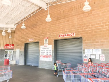 Lewisville, Tx, bize-Ağu 5, 2018: açılış saati sabah zamanında Costco Toptan mağaza girişinde bekleyen müşterinin farklı grup.