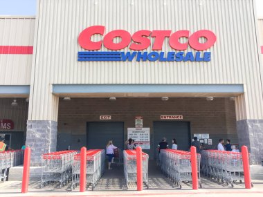 Lewisville, Tx, bize-Ağu 5, 2018:Close-logo cephe dış Costco Toptan, saklamak. Açılış saat sabah saat içinde bekleyen müşterinin farklı grup