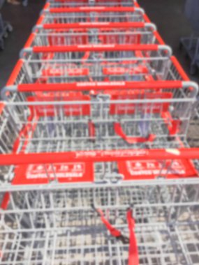 Bulanık soyum girişinde perakende alışveriş sepetlerini satır depolamak Amerika'da