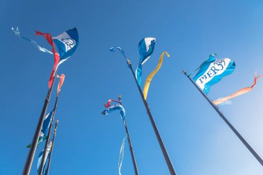 Günbatımı mavi gökyüzü, San Francisco, Kaliforniya, ABD, rüzgarda sallayarak güzel Pier 39 bayrakları