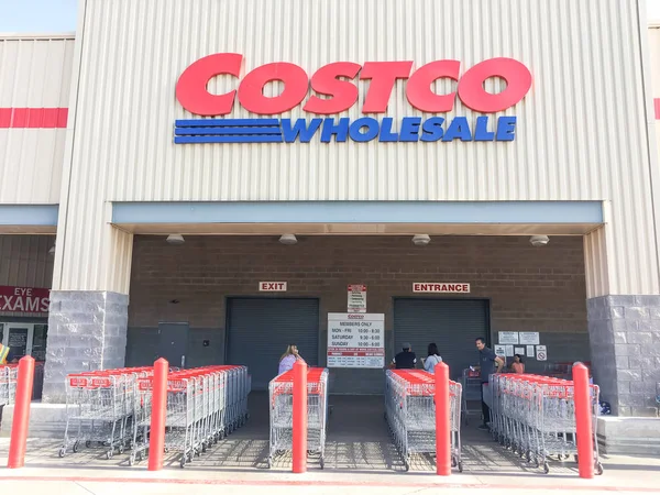 Lewisville, Tx, bize-Ağu 5, 2018:Close-logo cephe dış Costco Toptan, saklamak. Açılış saat sabah saat içinde bekleyen müşterinin farklı grup