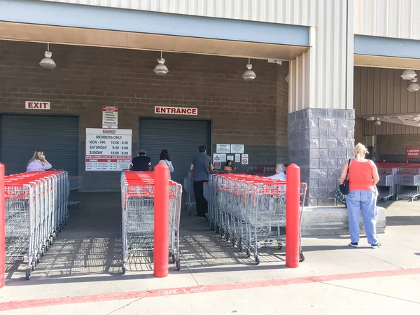 Lewisville, Tx, bize-Ağu 5, alışveriş sepetlerini Costco Toptan mağaza girişinde, 2018:Row. Açılış saat sabah saat içinde bekleyen müşterinin farklı grup