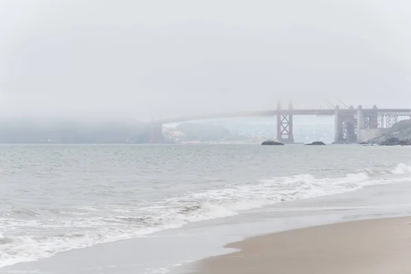 Όμορφη Θέα Golden Gate Από Baker Παραλία Στο Ομιχλώδες Καλοκαιρινή — Φωτογραφία Αρχείου