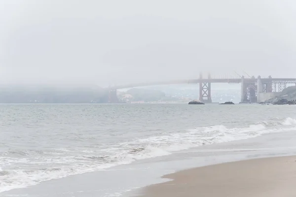 Schöne Aussicht Goldenes Tor Vom Bäckerstrand Nebligen Sommertag Stark Wogendes — Stockfoto