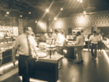 Vintage sesi hareket Irving, Texas, ABD Hint büfe restoranı bulanık. Kendini aromalı vejetaryen ve et Hint yemekleri sunan insanlar