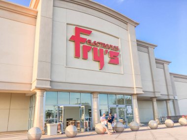 Irving, Tx, bize-Ağu 7, Fry'nın elektronik zinciri perakende mağaza günbatımı Park yerinde 2018:Facade girişi. Fry'lardan bilgisayar donanımı, aksesuar, ev aletleri, geniş dizi için bilinen