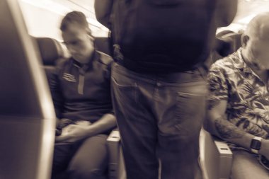 Yolcu kabin kompakt yan uçağın inç arka plan bulanık önden görünüm gezgin veya turist onboard yürüyen insanlarla üzerinde bulanık çeşitli grup