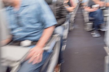 Bulanık hareket yolcu kabin kompakt yan uçağın üzerinde çeşitli grup. Bulanık arka plan ön görünüm gezgin veya turist onboard